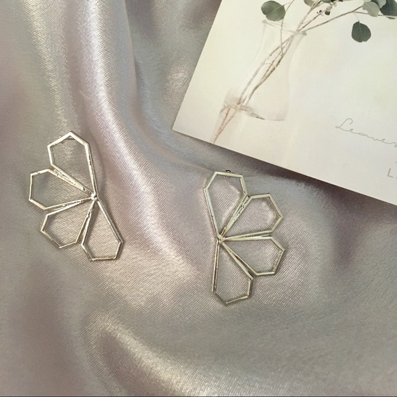 Chic Outlined Half Flower Silver Earrings - Picture 3 of 8